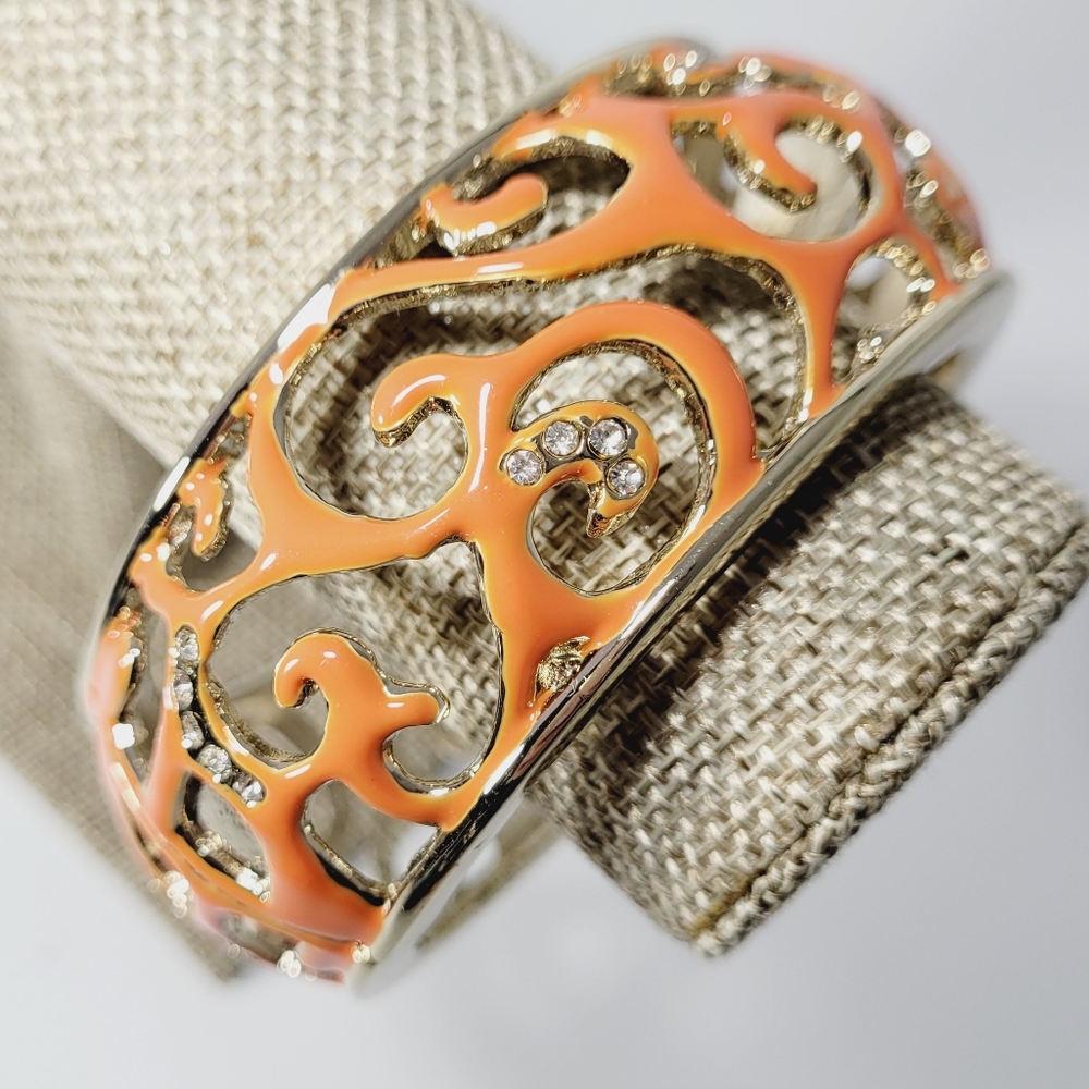 NWOT-🍑-Enameled-Goltoned Peach w Crystals Bangle Bracelet